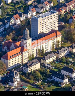 Luftaufnahme, Gebäude des Kreisregierungs-Rathauses in Arnsberg, Arnsberg, Sauerland, Nordrhein-Westfalen, Deutschland Stockfoto