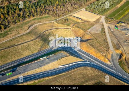 Luftaufnahme, Kreisverkehr am Ende der Autobahn, Autobahnausbau A46, Verbindung zwischen Bestwig und Olsberg mit Autobahnbrück Nuttlar, Bestwig, Sauerland, Nordrhein-Westfalen, Deutschland Stockfoto