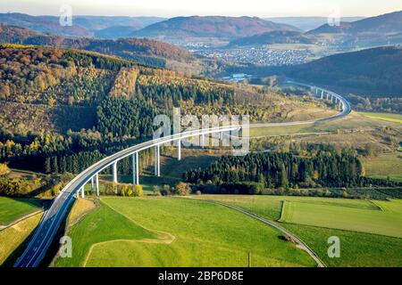 Luftaufnahme, Verbindung zwischen Ende der Autobahn A46 und Bundesstraße B7, Autobahnausbau A46, Verbindung Bestwig und Olsberg mit Autobahnbrück Nuttlar, Bestwig, Sauerland, Nordrhein-Westfalen, Deutschland Stockfoto