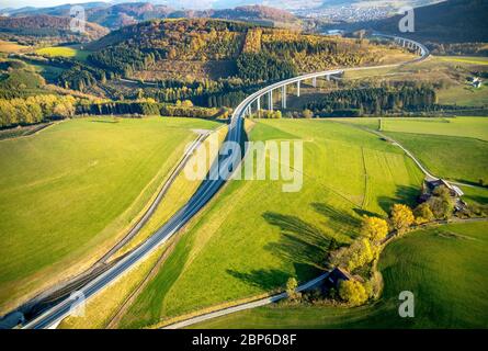 Luftaufnahme, Verbindung zwischen Ende der Autobahn A46 und Bundesstraße B7, Autobahnausbau A46, Verbindung Bestwig und Olsberg mit Autobahnbrück Nuttlar, Bestwig, Sauerland, Nordrhein-Westfalen, Deutschland Stockfoto