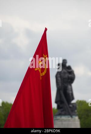 Sowjetische Flagge in Berlin, Treptower Park, 74 Jahre nach Ende des Zweiten Weltkriegs Stockfoto