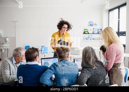 Gruppe von Senioren, die an einer Computer- und Technologieschulung teilnehmen. Stockfoto