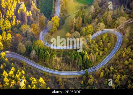 Luftbild, Kurven, kurvenreiche Motorradstrecke, Landstraße, kurvenreiche Landstraße, sanierte Landstraße L870, Brilon, Sauerland, Nordrhein-Westfalen, Deutschland Stockfoto