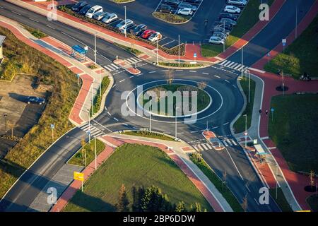 Luftaufnahme, Kreisverkehr am Güterbahnhof / am Holzplatz / Bismarckstraße, sanierte Straßen durch Bergsenkung, Straßenabfluss und Kanalanschluss am Gemeindedreieck Dorsten, Ruhrgebiet, Nordrhein-Westfalen, Deutschland Stockfoto