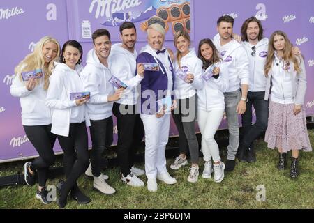 Aneta Sablik, Oana Nachiti, Luca Haenni, Leonard Freier, Ross Antony, Nadine Klein, Sarah Lombardi, Thore Schoelermann, Gil Ofarim und Cathy Hummels, Milka Charity Blobbing-Event am Stadtparksee, Hamburg, 22.05.2019 Stockfoto