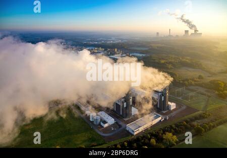 Luftbild, Gasturbinenkraftwerk, GUD, Trianel, Emission, Abluft kühlen, RWE Kohlekraftwerk, Morgeneindruck, Zähler mit blauem Himmel und Kraftwerksrauch, Kühlturm, Hamm, Ruhrgebiet, Nordrhein-Westfalen, Deutschland Stockfoto