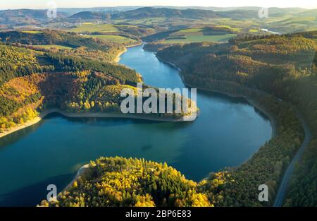Luftaufnahme, Hennesee, Meschede, Sauerland, Nordrhein-Westfalen, Deutschland Stockfoto