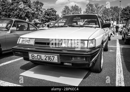 BERLIN, 11. Mai 2019: Kleinwagen Nissan Sunny B12, 1988. Schwarz und Weiß. 32Th Berlin-Brandenburg Oldtimer Tag. Stockfoto