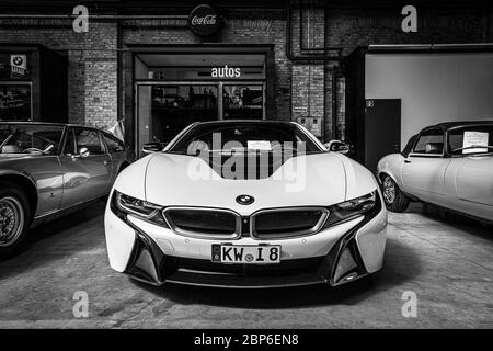 BERLIN, 11. Mai 2019: Plug-in-Hybrid Sportwagen BMW i8. Schwarz und Weiß. 32Th Berlin-Brandenburg Oldtimer Tag. Stockfoto