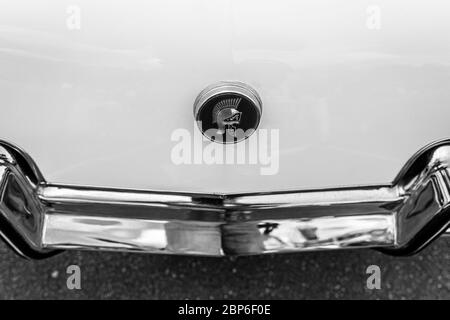 BERLIN - Mai 11, 2019: Das Wappen auf dem Kofferraumdeckel der Mittelklasse Buick Skylark, 1972. Schwarz und Weiß. 32Th Berlin-Brandenburg Oldtimer Tag. Stockfoto