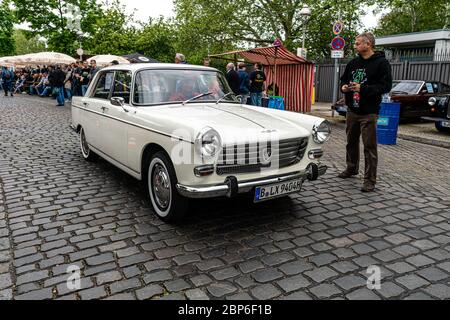 BERLIN - Mai 11, 2019: Große Familie Auto Peugeot 404. 32Th Berlin-Brandenburg Oldtimer Tag. Stockfoto