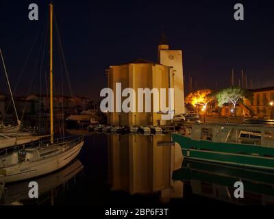 Kirche in Port Grimaud bei Nacht, Cote d'Azur, Provence, Frankreich Stockfoto