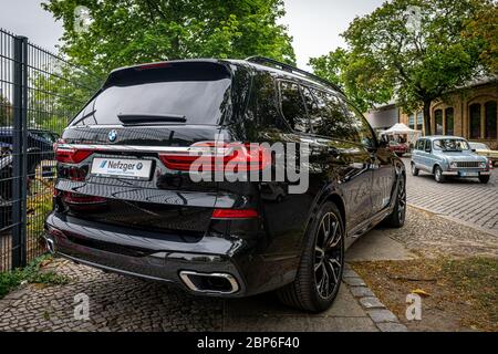 BERLIN, 11. Mai 2019: Full-size Luxus-SUV BMW X7 xDrive40i. Ansicht von hinten. 32Th Berlin-Brandenburg Oldtimer Tag. Stockfoto