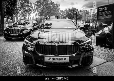 BERLIN, 11. Mai 2019: Full-size Luxury Car BMW 750i xDrive Limousine. Schwarz und Weiß. 32Th Berlin-Brandenburg Oldtimer Tag. Stockfoto