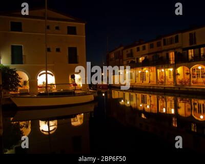 Wasserstraßen in Port Grimaud bei Nacht, Cote d'Azur, Provence, Frankreich Stockfoto