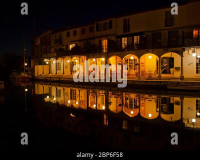 Wasserstraßen in Port Grimaud bei Nacht, Cote d'Azur, Provence, Frankreich Stockfoto