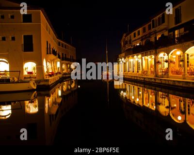 Wasserstraßen in Port Grimaud bei Nacht, Cote d'Azur, Provence, Frankreich Stockfoto