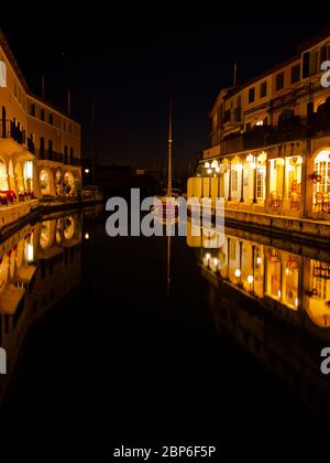 Wasserstraßen in Port Grimaud bei Nacht, Cote d'Azur, Provence, Frankreich Stockfoto