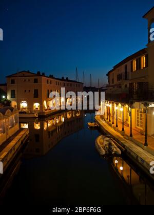 Wasserstraßen in Port Grimaud bei Nacht, Cote d'Azur, Provence, Frankreich Stockfoto