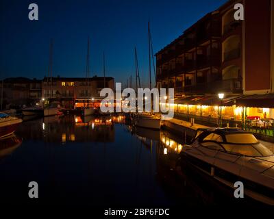 Wasserstraßen in Port Grimaud bei Nacht, Cote d'Azur, Provence, Frankreich Stockfoto