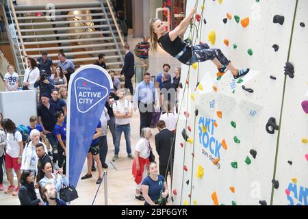 Regina Halmich,Celebrity Climbing an der 16m hohen Profi-Kletterwand in der Europa Passage,Hamburg,13.06.2019 Stockfoto