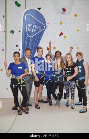 Staatsrat Christoph Holtstein,Sabrina Ziegler,Ilka Gronewold,Hagen Richter,Joanna Semmelrogge,Regina Halmich,Alexa Benkert,Chistirrins,Celebrity Climbing an der 16m hohen Profi-Kletterwand in der Europa Passage,Hamburg,13.06.2019 Stockfoto