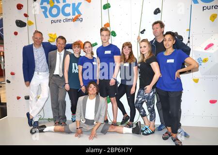 Joerg Harengerd,Staatsrat Christoph Holtstein,Sabrina Ziegler,Ilka Gronewold,Hagen Richter,Joanna Semmelrogge,Regina Halmich,Lou Richter,Alexa Benkert,Chistirrins,Celebrity Klettern an der 16m hohen Profi-Kletterwand in der Europa Stockfoto