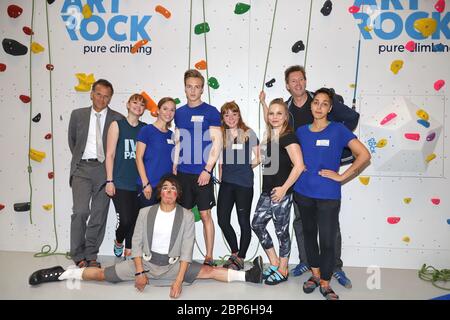 Staatsrat Christoph Holtstein,Sabrina Ziegler,Ilka Gronewold,Hagen Richter,Joanna Semmelrogge,Regina Halmich,Lou Richter,Alexa Benkert,Chistirrins,Celebrity Climbing on the 16m High professional Climbing Wall in der Europa Passage,Hamburg,13.06.2019 Stockfoto