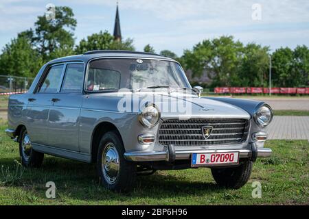 PAAREN IM GLIEN, Deutschland - Juni 08, 2019: Große Familie Auto Peugeot 404 SL, 1968. Oldtimer-show 2019 sterben. Stockfoto