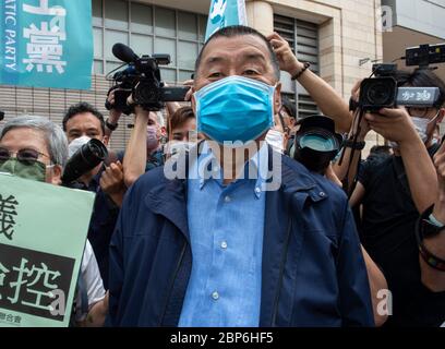 HONGKONG, HONGKONG SAR, CHINA: 18. MAI 2020. Die Democracy 15 erscheinen nach ihren jüngsten Verhaftungen vor dem Amtsgericht West Kowloon. Die Gruppe umfasst einige der bedeutendsten Akteure im Kampf für die Demokratie in Hongkong. JIMMY LAI, Milliardär, Zeitungsbesitzer, kommt am Gericht an. Die Gruppe umfasst Cyd Ho Sau-lan, Martin Lee, Yeung Sum, Sin Chung-kai, Albert Ho Chun-yan, Au NOK-hin, Richard Tsoi, Jimmy Lai, Lee Cheuk-Yan, Leung Yiu-Chung, Leung Kwok-Hung, Figo Chan, Avery Ng, Raphael Wong.Alamy Live News/Jayne Russell Stockfoto