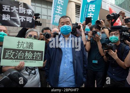 HONGKONG, HONGKONG SAR, CHINA: 18. MAI 2020. Die Democracy 15 erscheinen nach ihren jüngsten Verhaftungen vor dem Amtsgericht West Kowloon. Die Gruppe umfasst einige der bedeutendsten Akteure im Kampf für die Demokratie in Hongkong. JIMMY LAI, Milliardär, Zeitungsbesitzer, kommt am Gericht an. Die Gruppe umfasst Cyd Ho Sau-lan, Martin Lee, Yeung Sum, Sin Chung-kai, Albert Ho Chun-yan, Au NOK-hin, Richard Tsoi, Jimmy Lai, Lee Cheuk-Yan, Leung Yiu-Chung, Leung Kwok-Hung, Figo Chan, Avery Ng, Raphael Wong.Alamy Live News/Jayne Russell Stockfoto