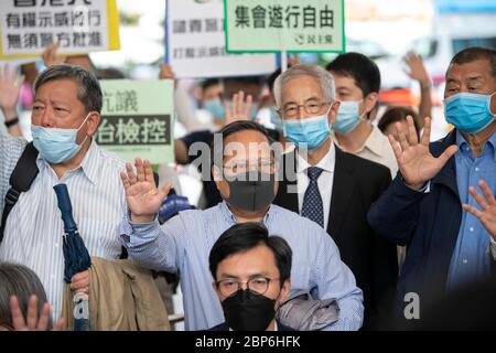 Hongkong, China. Mai 2020. HONGKONG, HONGKONG SAR, CHINA: 18. MAI 2020. Die Democracy 15 erscheinen nach ihren jüngsten Verhaftungen vor dem Amtsgericht West Kowloon. Die Gruppe umfasst einige der bedeutendsten Akteure im Kampf für die Demokratie in Hongkong. Die Gruppe umfasst Cyd Ho Sau-lan, Martin Lee, Yeung Sum, Sin Chung-kai, Albert Ho Chun-yan, Au NOK-hin, Richard Tsoi, Jimmy Lai, Lee Cheuk-Yan, Leung Yiu-Chung, Leung Kwok-Hung, Figo Chan, Avery Ng, Raphael Wong.Alamy Russell Live News/Jayne Russell Credit: Live News/Alamy Jayne Stockfoto