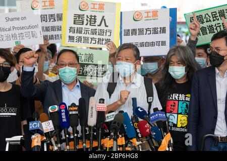 HONGKONG, HONGKONG SAR, CHINA: 18. MAI 2020. Die Democracy 15 erscheinen nach ihren jüngsten Verhaftungen vor dem Amtsgericht West Kowloon. Die Gruppe umfasst einige der bedeutendsten Akteure im Kampf für die Demokratie in Hongkong. Die Gruppe trifft die Medien die Gruppe umfasst Cyd Ho Sau-lan, Martin Lee, Yeung Sum (L), Sin Chung-kai, Albert Ho Chun-yan, Au NOK-hin, Richard Tsoi, Margaret Ng, Jimmy Lai, Lee Cheuk-Yan (M), Leung Yiu-Chung, Leung Kwok-Hung (R), Figo Chan, Avery Nayne, Alamy, Russell News Stockfoto