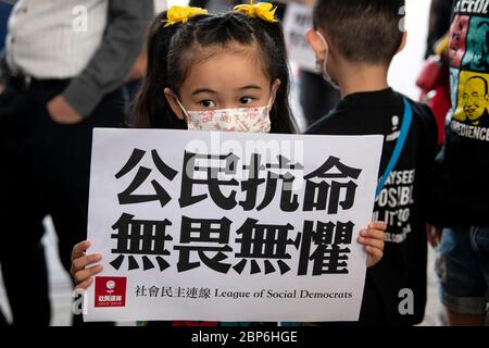 Hongkong, China. Mai 2020. HONGKONG, HONGKONG SAR, CHINA: 18. MAI 2020. Die Democracy 15 erscheinen nach ihren jüngsten Verhaftungen vor dem Amtsgericht West Kowloon. Die Gruppe umfasst einige der bedeutendsten Akteure im Kampf für die Demokratie in Hongkong. Die Gruppe umfasst Cyd Ho Sau-lan, Martin Lee, Yeung Sum (L), Sin Chung-kai, Albert Ho Chun-yan, Au NOK-hin, Richard Tsoi, Margaret Ng, Jimmy Lai, Lee Cheuk-Yan (R), Leung Yiu-Chung, Leung Kwok-Hung, Figo Chan, Avery Ng, Raphael Wong.Alamy Russell Live News/News Stockfoto