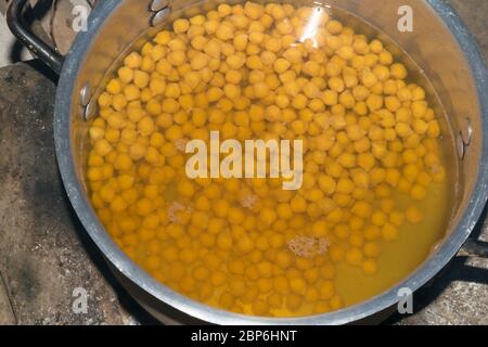 Frisch gekochte Kichererbsen in Wasser in einer Schüssel, fertig zum Essen.Kichererbsen werden Choalay und channa in der Landessprache Pakistans und Indiens genannt. Stockfoto