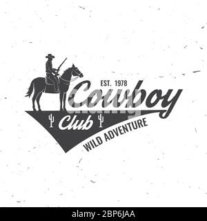 Cowboy Club-Abzeichen. Ranch Rodeo. Vektorgrafik. Konzept für Hemd, Logo, Druck, Stempel, T-Shirt mit Cowboy und Schrotflinte. Vintage Typografie Design mit wildem Westen und westlichen Gewehr Silhouette. Stock Vektor