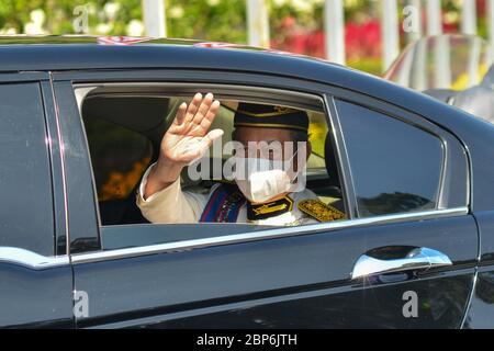 Kuala Lumpur, Malaysia. Mai 2020. Der malaysische Premierminister Muhyiddin Yassin verlässt das Parlament nach der ersten Sitzung seit dem Regierungswechsel im März in Kuala Lumpur, Malaysia, am 18. Mai 2020. Malaysias König Sultan Abdullah Sultan Ahmad Shah forderte am Montag die Politiker des Landes auf, sich für Stabilität zu arbeiten und zu vermeiden, dass es in der Zeit des COVID-19-Ausbruchs zu weiteren politischen Problemen kommt, und hielt seine Rede vor dem parlament. Kredit: Chong Voon Chung/Xinhua/Alamy Live News Stockfoto