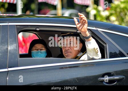 Kuala Lumpur, Malaysia. Mai 2020. Anwar Ibrahim (R) verlässt das Parlament nach der ersten Sitzung seit dem Regierungswechsel im März in Kuala Lumpur, Malaysia, 18. Mai 2020. Malaysias König Sultan Abdullah Sultan Ahmad Shah forderte am Montag die Politiker des Landes auf, sich für Stabilität zu arbeiten und zu vermeiden, dass es in der Zeit des COVID-19-Ausbruchs zu weiteren politischen Problemen kommt, und hielt seine Rede vor dem parlament. Kredit: Chong Voon Chung/Xinhua/Alamy Live News Stockfoto