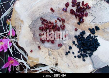 Heidelbeeren und Preiselbeeren auf Holzbrett mit Muster Stockfoto