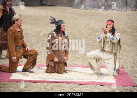 Alexander Klaws (Winnetou),Sascha Gluth (Alte Shatterhand),Harald Wieczorek (Tokvi-Tey),Presseinleitung zur neuen Saison des Kayl May Festivals unter Geiern - der Sohn des Baehrenjaegers,Bad Segeberg,21.06.2019 Stockfoto