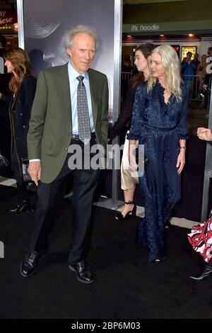 Westwood, USA. Dezember 2018. Clint Eastwood mit Freundin Christina Sandera bei der Weltpremiere des Films "The Mule" im Regency Village Theatre. Westwood, 12/10/2018 Quelle: dpa/Alamy Live News Stockfoto