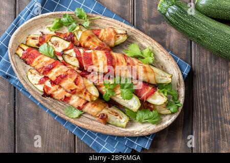 Gegrillte Zucchini Pommes frites in einem Speck gewickelt Stockfoto