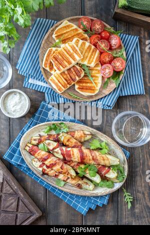 Gegrillte Zucchini Pommes frites in einem Speck und Halloumi-Käse verpackt Stockfoto