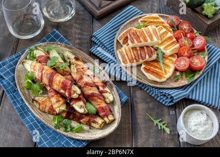 Gegrillte Zucchini Pommes frites in einem Speck und Halloumi-Käse verpackt Stockfoto