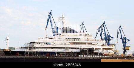 Octopus Mega Yacht im Dock von Blohm und Voss - Port Hambu Stockfoto