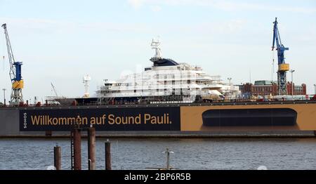 Octopus Mega Yacht im Dock von Blohm und Voss - Port Hambu Stockfoto