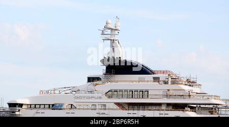 Octopus Mega Yacht im Dock von Blohm und Voss - Port Hambu Stockfoto