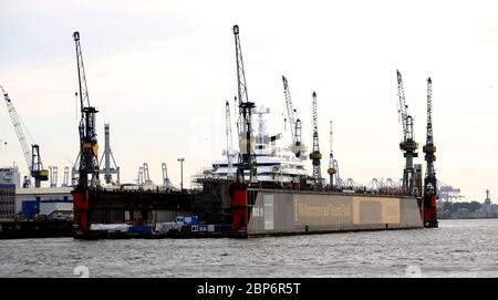 Octopus Mega Yacht im Dock von Blohm und Voss - Port Hambu Stockfoto