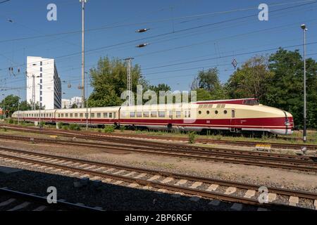 Deutsche Reichsbahn, dieselhydraulischer Schnelltriebzug VT (Verbrennungstreibwagen) 18:16 18 ( fÃ¼r 1800PS) und 16 (fÃ¼r 160km/h)) Serie 175 015-7 in Berlin-Lichtenberg. Stockfoto