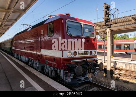 Elektrische Lokomotive 243 005-6 und komfortabler Mitteleingang und Seitengang der ehemaligen Deutschen Reichsbahn in Berlin-Lichtenberg. Stockfoto